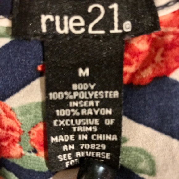 Beautiful chevron and navy top - Picture 3 of 3